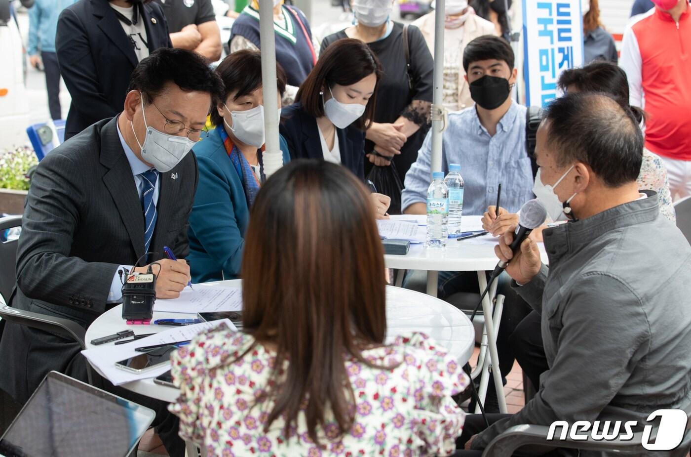 본문 이미지 - 송영길 더불어민주당 대표가 25일 오후 서울 중랑구 면목역공원에서 열린 국민소통·민심경청 프로젝트 '찾아가는 민주당' 현장방문에서 시민들의 질문을 경청하고 있다. 2021.5.26/뉴스1 ⓒ News1 이재명 기자