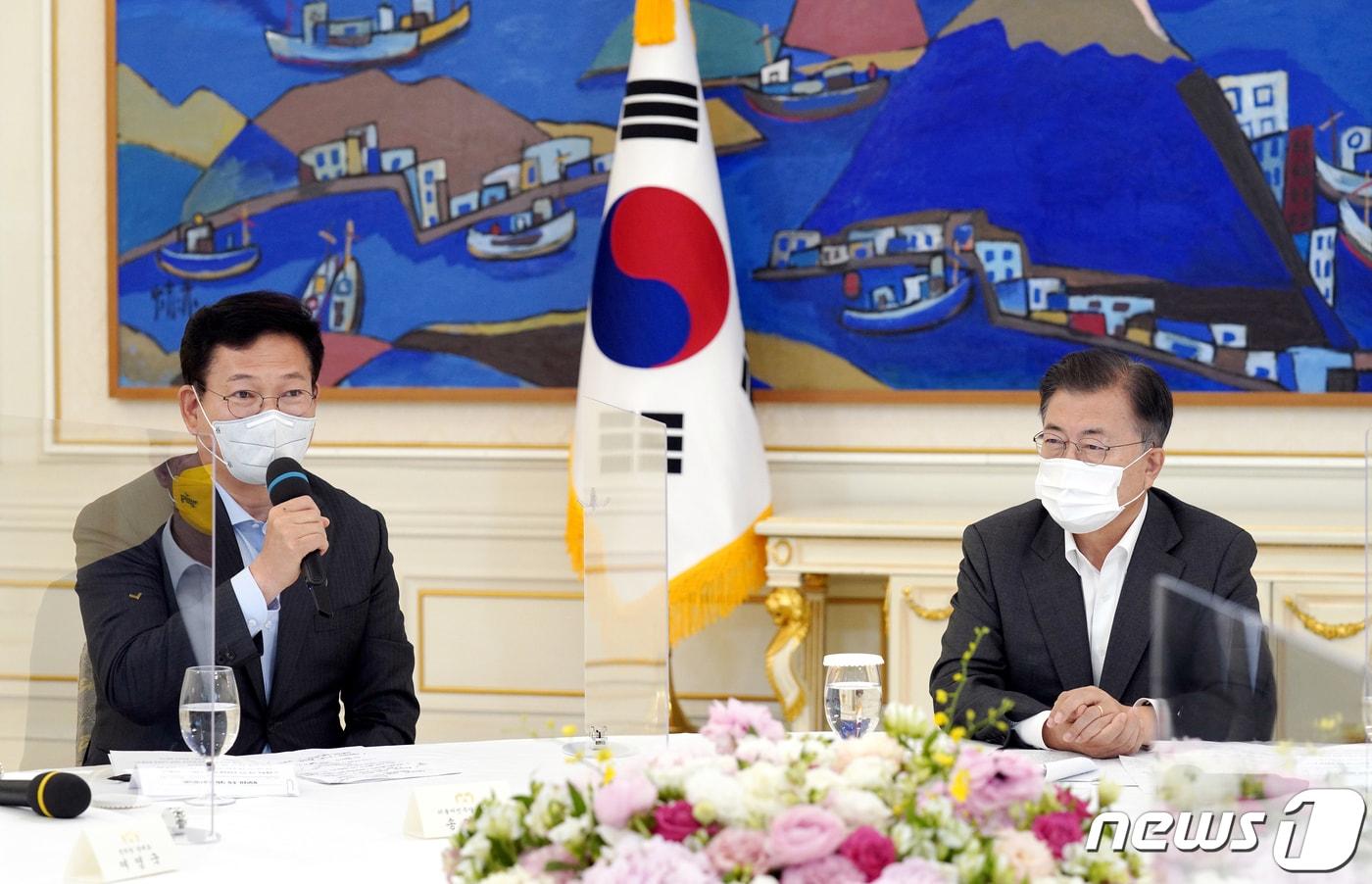 문재인 대통령이 26일 청와대에서 열린 여야 5당 대표 초청 오찬간담회에서 송영길 더불어민주당 대표의 발언을 듣고 있다. 2021.5.26/뉴스1 ⓒ News1 이광호 기자