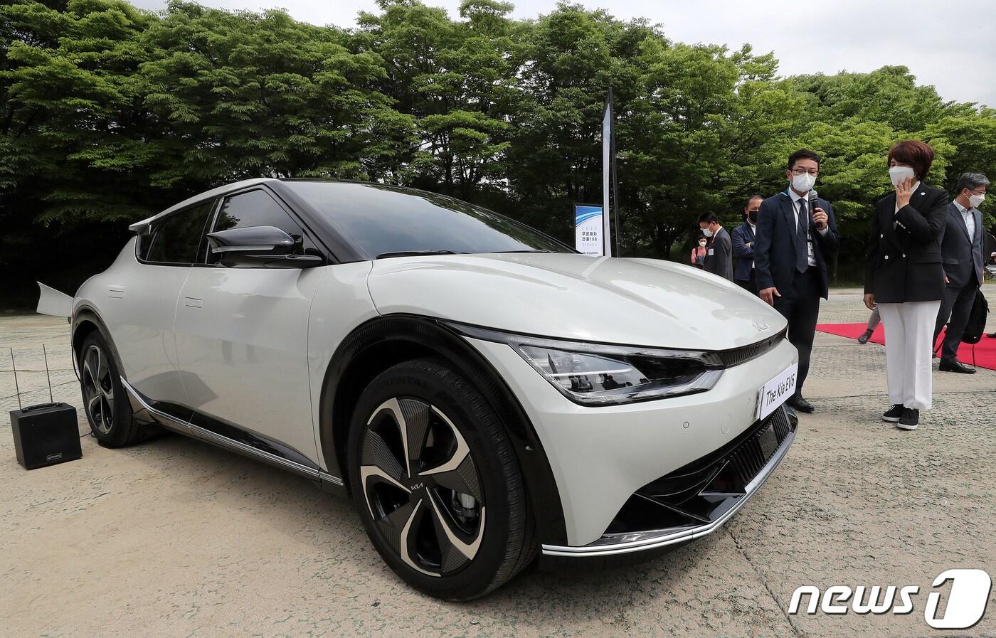 본문 이미지 - 한정애 환경부 장관이 지난해 2030 무공해차 전환100 제3차선언식에 참석해 기아차 전기차 EV6를 살펴보고 있다.  (사진은 기사 내용과 무관함) / 뉴스1 ⓒ News1