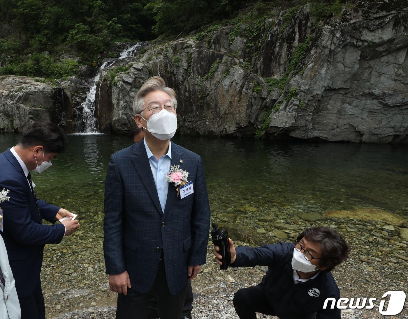 본문 이미지 - 이재명 대통령(당시 경기도지사)이 지난 2021년 경기 가평군 용소폭포에서 열린 경기도 청정계곡 생활 SOC 준공식에서 불법 시설물을 철거하고 새단장한 계곡을 살펴보고 있다. 2021.5.26 ⓒ 뉴스1 신웅수 기자