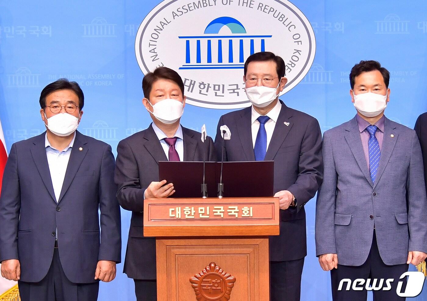 본문 이미지 - 이용섭 광주시장과 권영진 대구시장이 5월26일 오후 서울 국회 소통관에서 양 체육회장, 양 시의회 의장, 양 상공회의소 회장, 국회의원 등과 기자회견을 갖고 '2038년 하계 아시안게임 공동 유치' 계획을 발표하고 있다.(광주시 제공)2021.5.26/뉴스1 ⓒ News1 박준배 기자