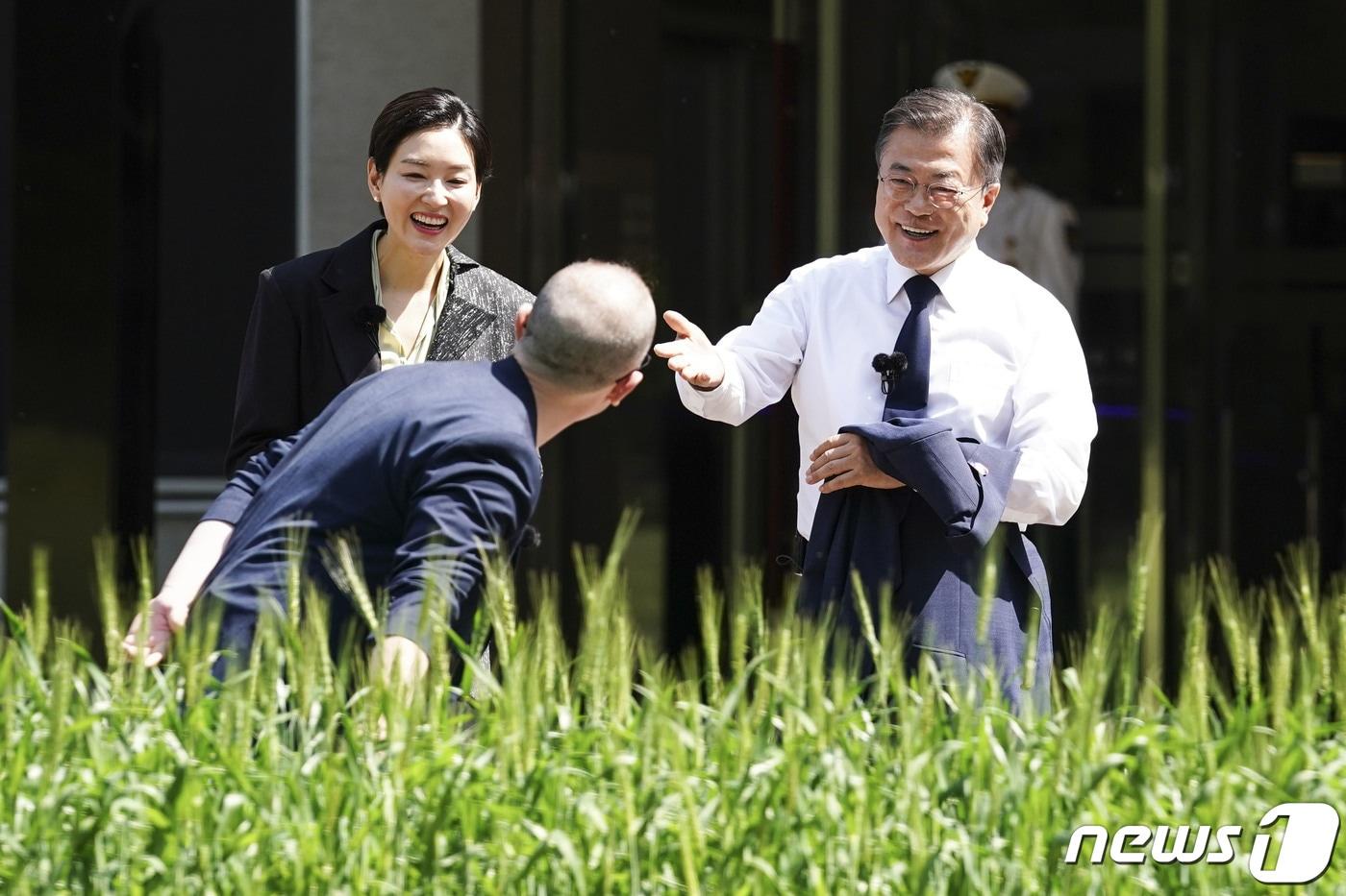 본문 이미지 - 문재인 대통령이 지난 12일 청와대에서 P4G 정상회의 특별 대담을 하기 위해 배우 박진희, 방송인 타일러 라쉬를 만나고 있다. 문 대통령은 대담에서 P4G 서울 정상회의 및 탄소중립, 식량안보 및 기후변화, 제로웨이스트 실천 노력 등을 주제로 지구를 위한 대화를 나눴다.(청와대 제공)2021.5.27/뉴스1