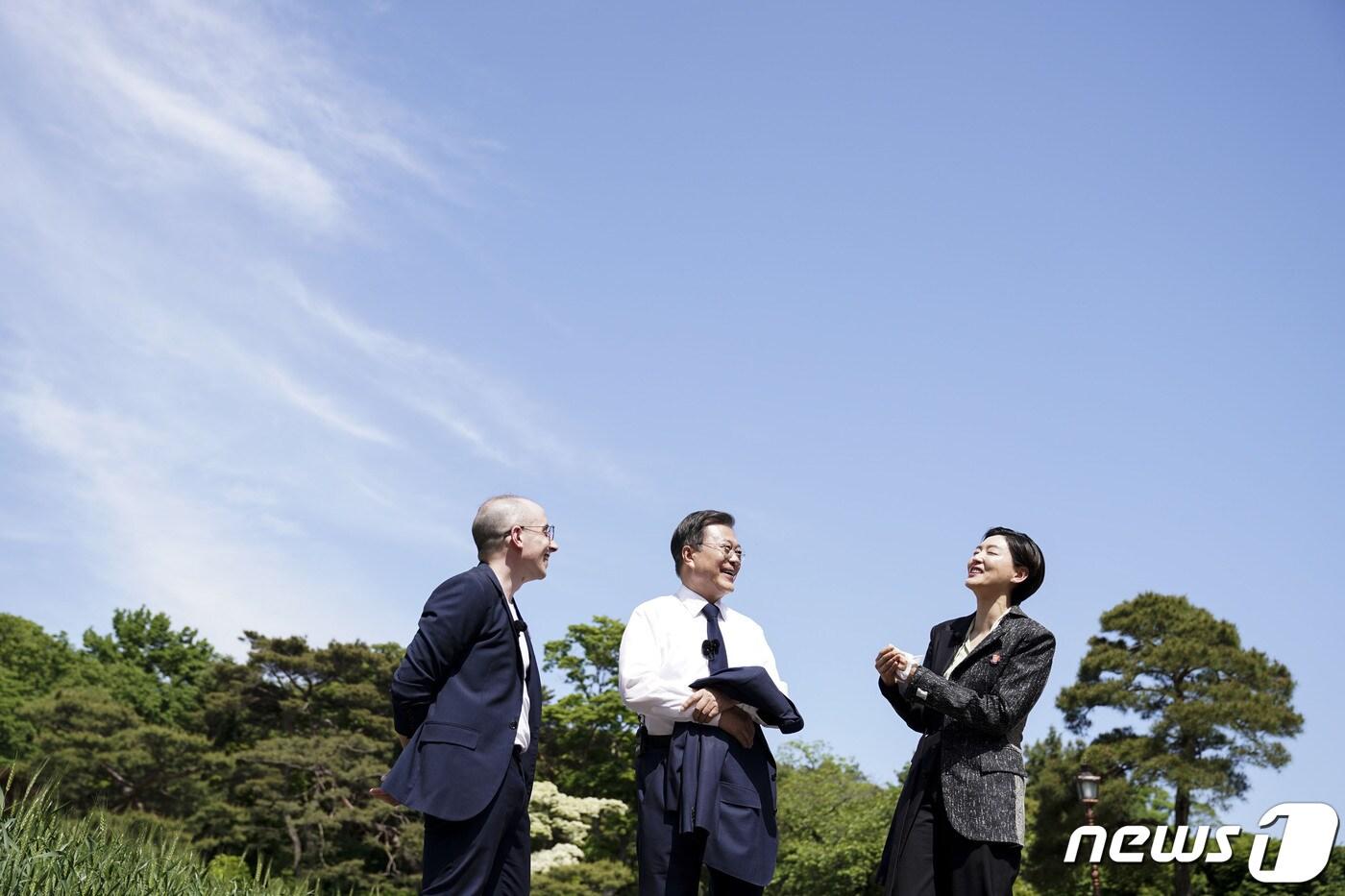본문 이미지 - 문재인 대통령이 지난 12일 청와대에서 배우 박진희, 방송인 타일러 라쉬와 P4G 정상회의 특별 대담을 하고 있는 모습..(청와대 제공)2021.5.27/뉴스1