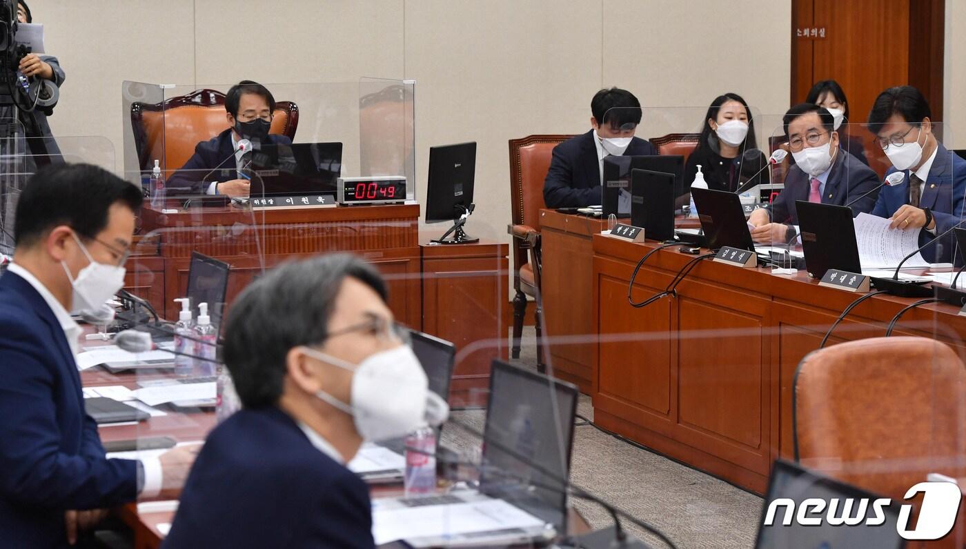 27일 오후 서울 여의도 국회에서 열린 과학기술정보방송통신위원회 전체회의에서 박성중 국민의힘 의원이 지난 과기부장관 임명동의안 파행에 대해 항의질의를 하고 있다. 2021.5.27/뉴스1 ⓒ News1 구윤성 기자