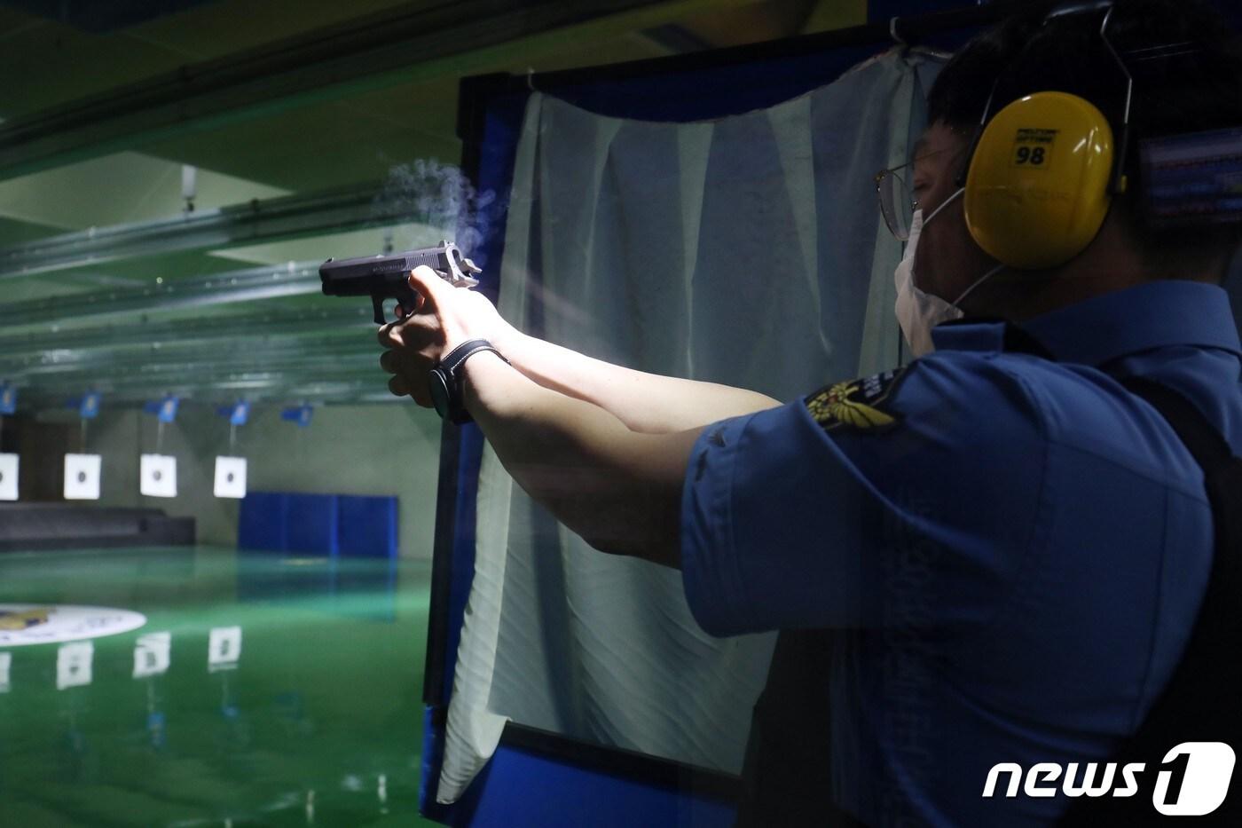 서울경찰청이 1일 신임경찰관 현장대응력 강화 특별교육을 실시했다. 교육 대상은 2년 미만 신임경찰관 2800여명으로, 3일에 걸쳐 16시간씩 진행된다. 사진은 기사 내용과 무관. 뉴스1 DBⓒ News1 지정운 기자