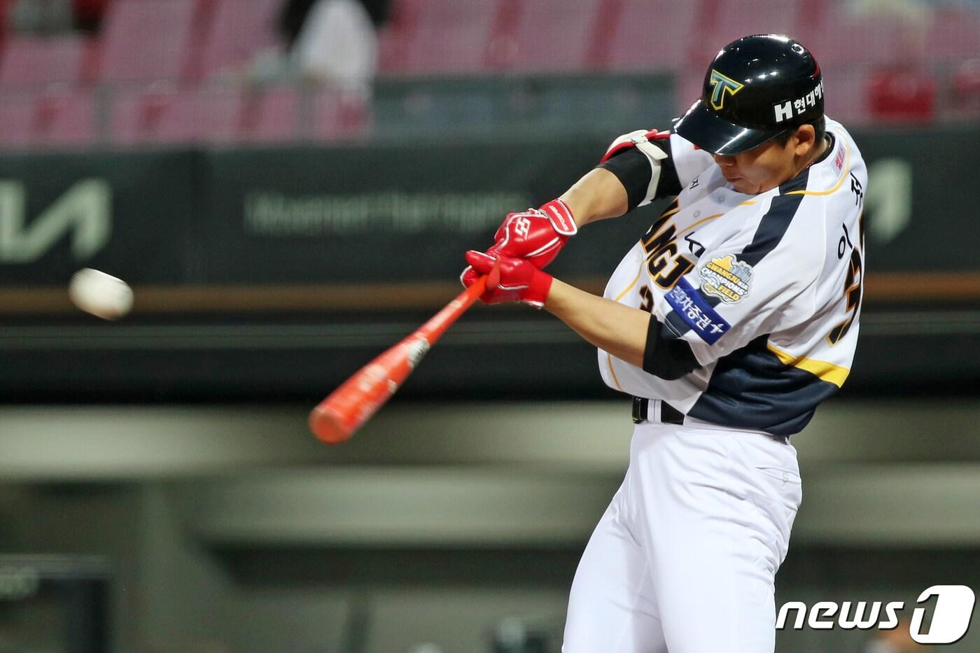 KT 위즈 유니폼을 입는 이정훈. /뉴스1 DB ⓒ News1 황희규 기자