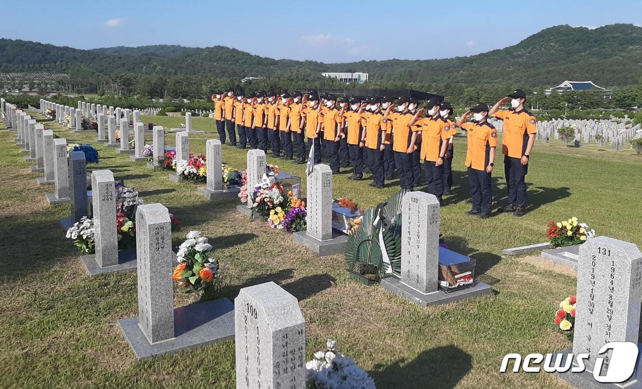 본문 이미지 - 제27기 소방간부후보생들이 27일 오후 국립대전현충원에서 순직 소방인의 숭고한 희생정신과 넋을 기리고 소방관 묘역 비석닦기와 주변 환경정비 등 봉사활동을 실시했다.(소방청 제공) 2021.5.27/뉴스1