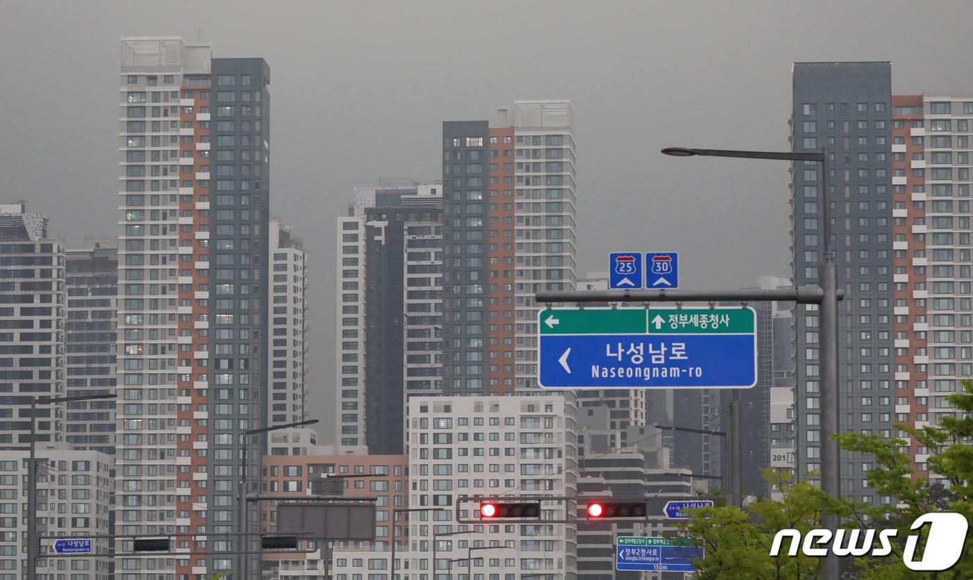 본문 이미지 - 세종시 나성동에서 정부세종청사 방향으로 바라본 아파트 단지.ⓒ 뉴스1 장수영 기자