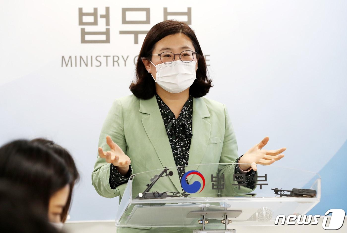 본문 이미지 - 송소영 법무부 국적과장이 28일 서울 서초구 서울고등검찰청에서 국적법 개정안 설명 브리핑을 갖고 있다. 2021.5.28/뉴스1 ⓒ News1 박지혜 기자