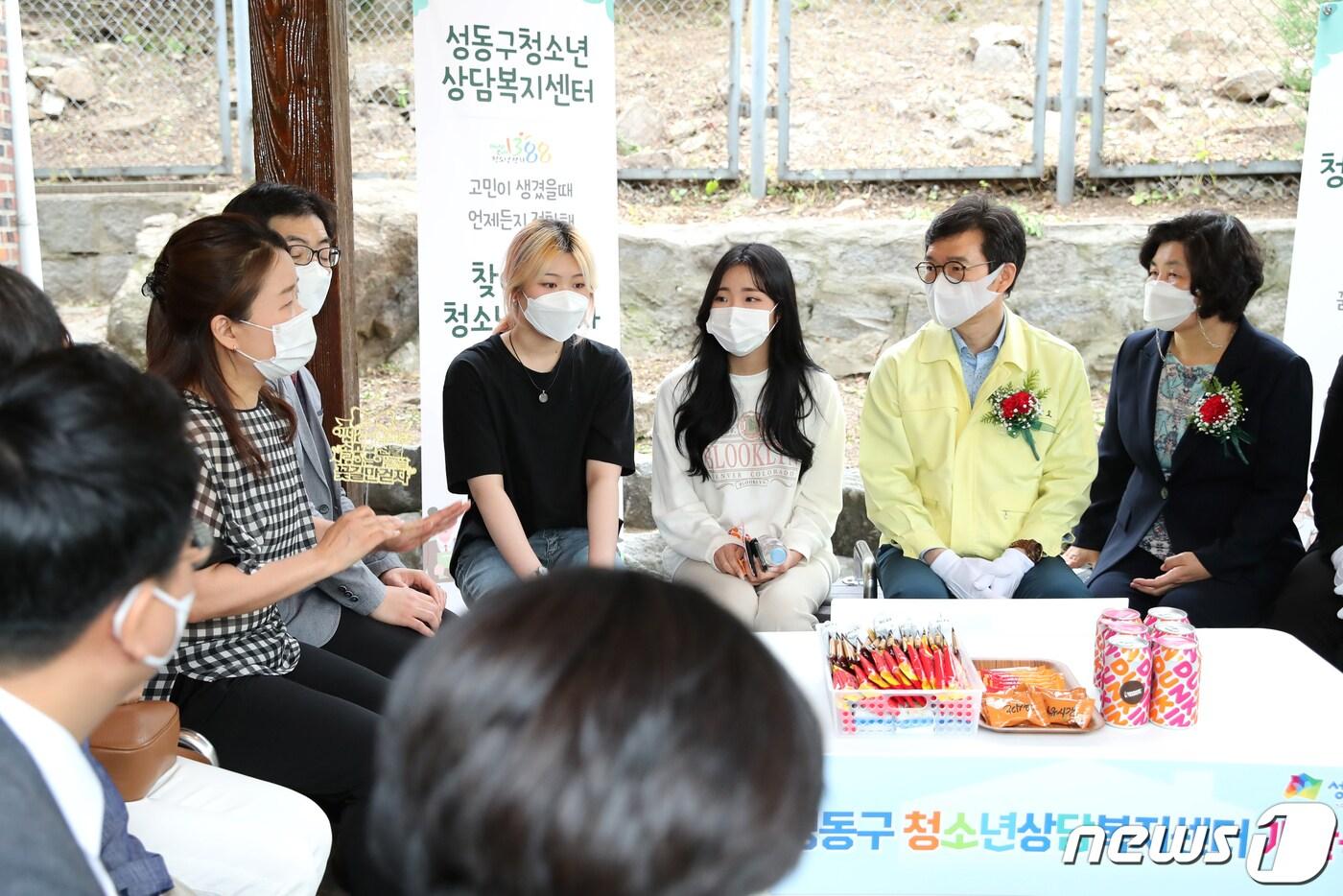본문 이미지 - 주민과 이야기 나누는 정원오 성동구청장 모습(성동구제공)ⓒ 뉴스1