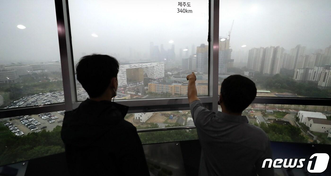  세종시 어진동 밀마루 전망대에서 관계자들이 정부세종청사 인근에 들어선 아파트 단지를 바라보고 있다. 2021.5.28/뉴스1 ⓒ News1 장수영 기자