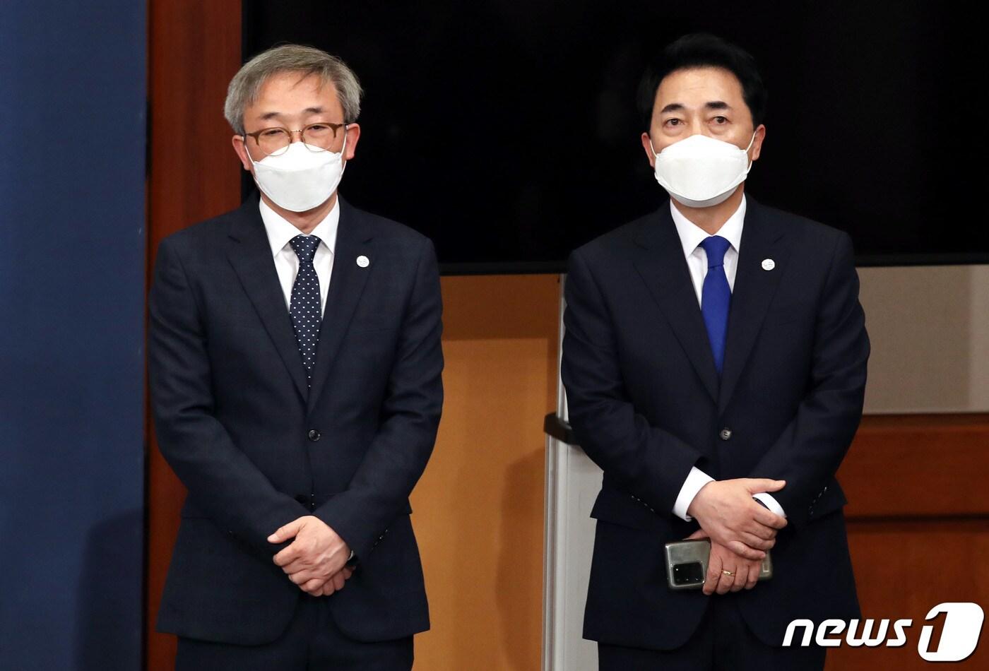 본문 이미지 - 문재인 대통령이 28일 청와대 국민소통수석비서관에 박수현 전 청와대 대변인을 내정하는 등 청와대 수석급 인사를 단행했다. 이날 춘추관 대브리핑룸에서 박수현(오른쪽) 신임 국민소통수석과 방정균 신임 시민사회수석이 유영민 비서실장의 브리핑에 참석해 있다.2021.5.28/뉴스1 ⓒ News1 이광호 기자