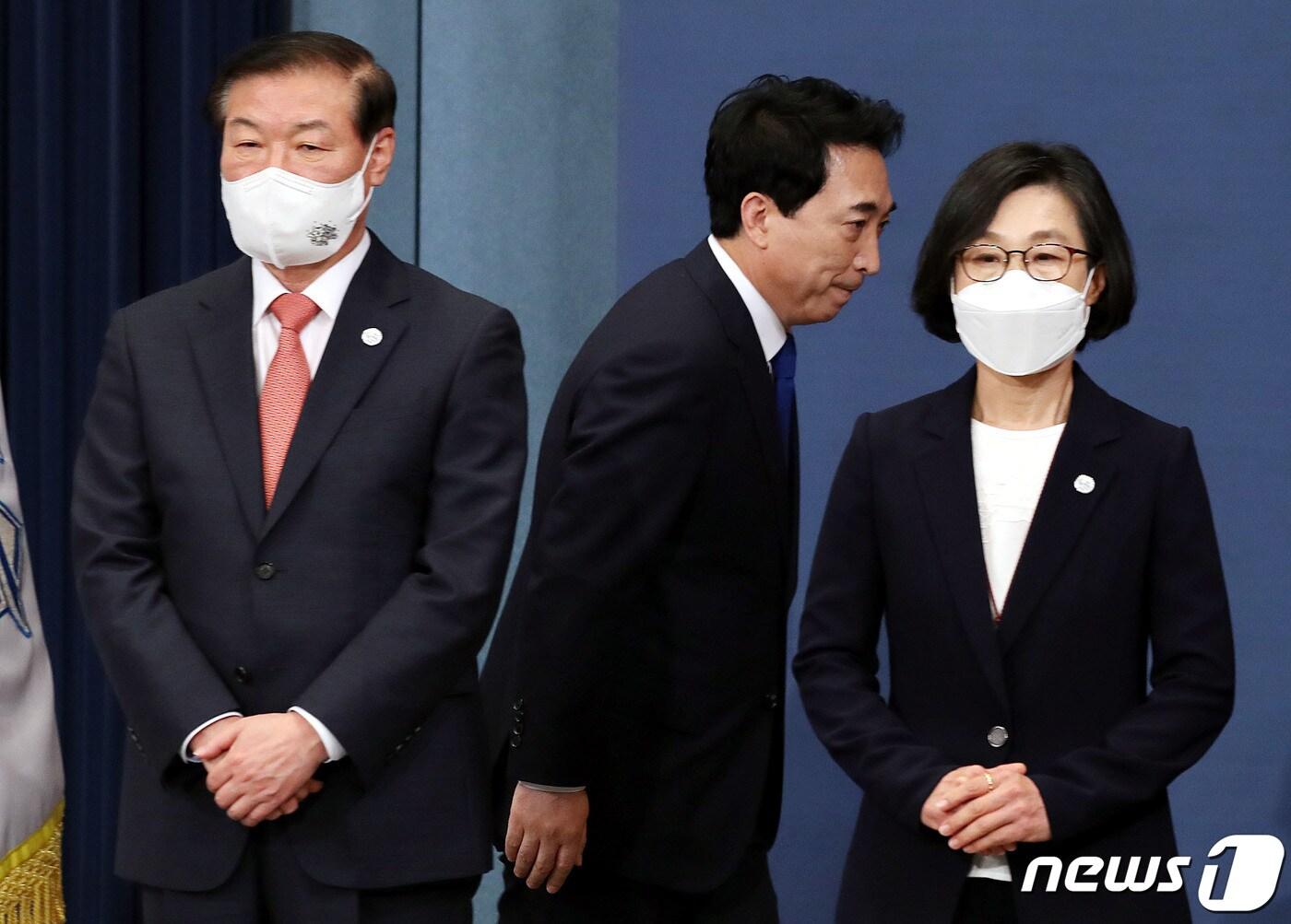 본문 이미지 - 문재인 대통령이 28일 청와대 국민소통수석비서관에 박수현 전 청와대 대변인을 내정하는 등 청와대 수석급 인사를 단행했다. 이날 춘추관 대브리핑룸에서 인사말을 마친 박수현(가운데) 신임 국민소통수석이 정만호 전 국민소통수석 뒤로 지나가고 있다.오른쪽은 김제남 전 시민사회수석.2021.5.28/뉴스1 ⓒ News1 이광호 기자