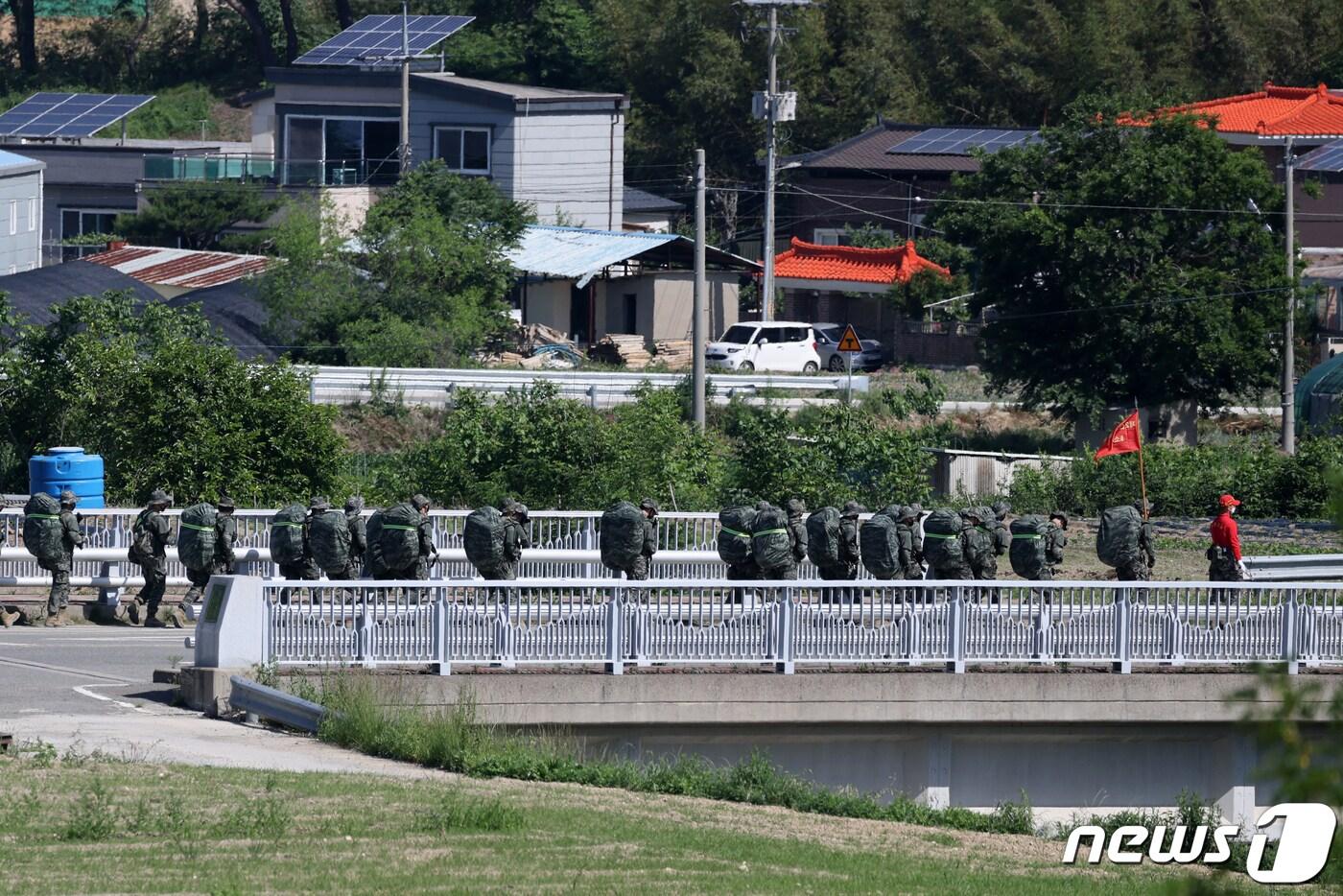 본문 이미지 - 해병대 훈련병들이 행군을 하고 있다. 2021.5.28/뉴스1 ⓒ News1 최창호 기자
