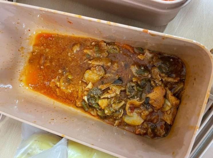 본문 이미지 - 육군 53사단 모 부대 상근용사가 제보한 27일 저녁 배식용 반찬통. 한눈에도 16명이 나눠 먹기에 턱없이 부족함을 알 수 있다. (육대전 갈무리) ⓒ 뉴스1