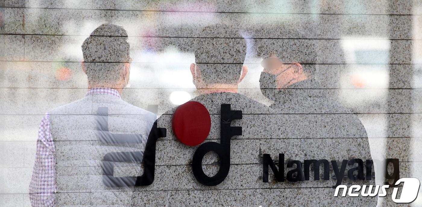 불가리스 효능 과장 발표로 논란에 휩싸였던 남양유업이 결국 국내 사모펀드(PEF) 운용사인 한앤컴퍼니에 팔린다. 남양유업은 지난 27일 최대주주인 홍원식 외 2명이 남양유업 보유주식 전부를 매각가 3107억 2916만원에 한앤컴퍼니로 양도하는 계약을 체결했다고 공시했다. 사진은 28일 서울 강남구 남양유업 본사에서 직원들이 점심식사를 위해 이동하는 모습. (다중노출) 2021.5.28/뉴스1 ⓒ News1 박지혜 기자