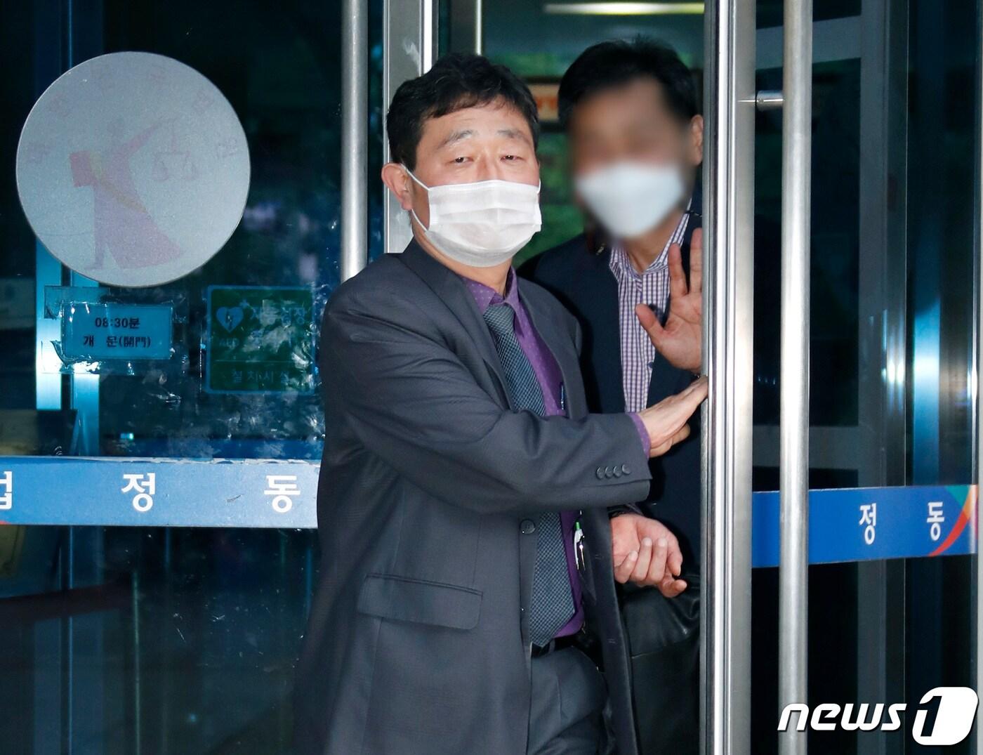본문 이미지 - ‘운동권 대부’ 허인회 전 녹색드림협동조합 이사장이 28일 오후 서울북부지법에서 열린 무선도청탐지장치 납품청탁 사건 공판을 마치고 법원을 나서고 있다. 2021.5.28/뉴스1 ⓒ News1 권현진 기자
