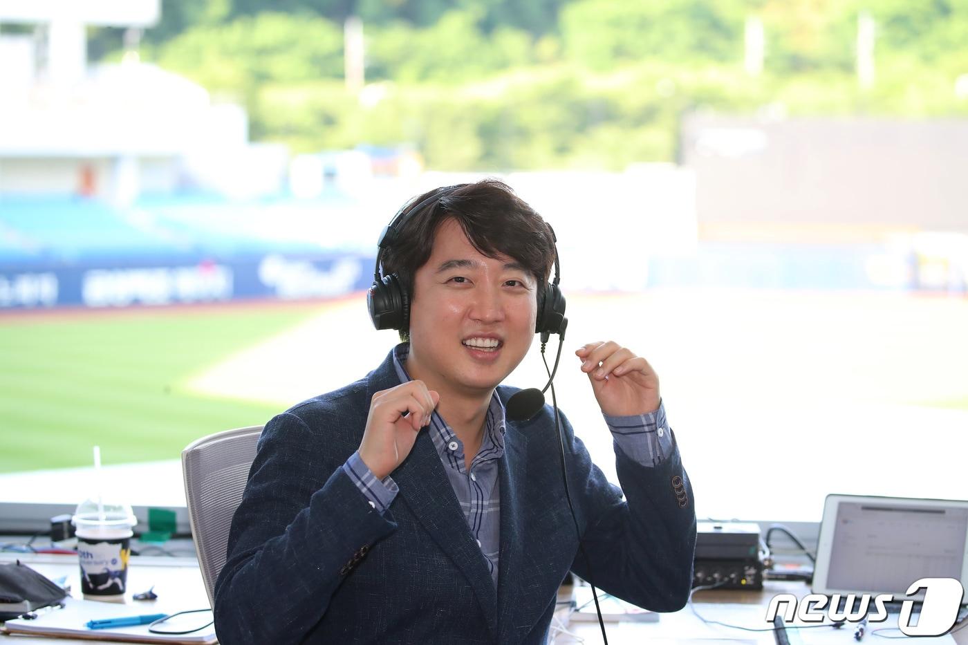 국민의힘 당 대표 예비경선을 1위로 통과한 이준석 후보가 28일 오후 프로야구 삼성 라이온즈와 두산 베어스의 경기가 열리는 대구 삼성라이온즈파크를 찾아 방송중계실에서 방송 관계자의 승인을 얻어 헤드셋을 착용해보고 있다. 2021.5.28/뉴스1 ⓒ News1 공정식 기자