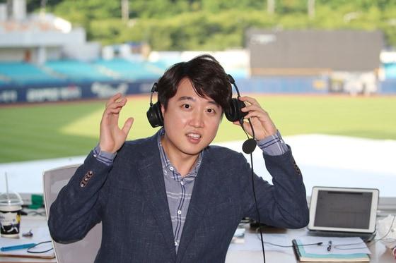본문 이미지 - 국민의힘 당 대표 예비경선을 1위로 통과한 이준석 후보가 지난 28일 오후 프로야구 삼성 라이온즈와 두산 베어스의 경기가 열리는 대구 삼성라이온즈파크를 찾아 방송중계실에서 방송 관계자의 승인을 얻어 헤드셋을 착용해보고 있다. ⓒ News1 공정식 기자