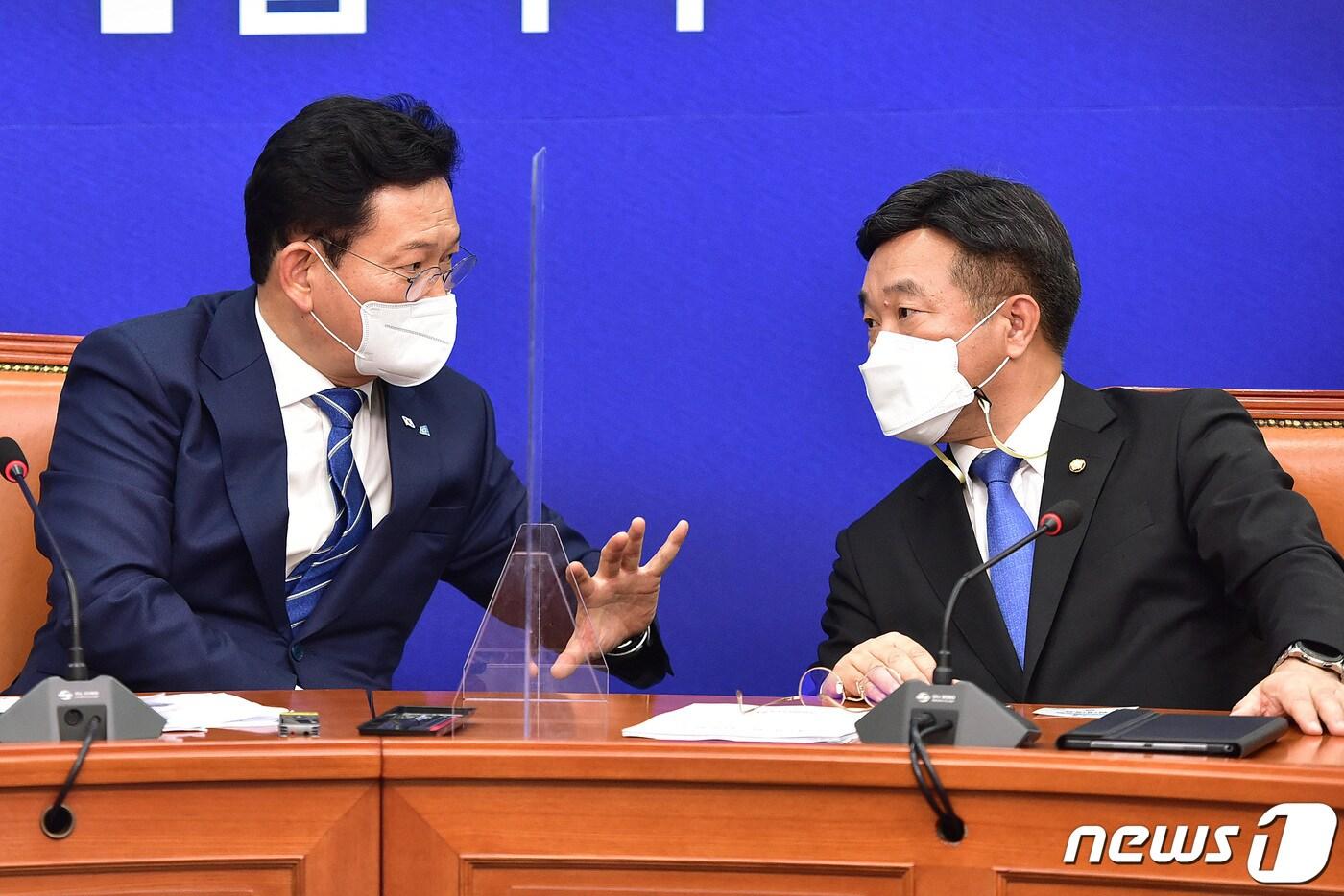 본문 이미지 - 송영길 더불어민주당 신임 대표(좌측)와 윤호중 원내대표가 3일 오전 국회에서 열린 첫 최고위원회의에서 대화를 하고 있다. 2021.5.3/뉴스1 ⓒ News1 이동해 기자