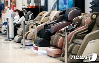 본문 이미지 - 이마트 왕십리점에 안마의자가 진열돼 있다. ⓒ News1 이승배 기자