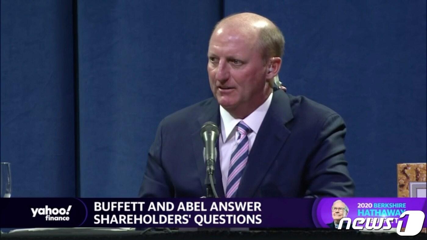 본문 이미지 - 워런 버핏 버크셔해서웨이 회장이 자신의 후계자로 거론한 그렉 아벨 부회장이 지난해 주총서 답변하고 있는 모습.  ⓒ 로이터=뉴스1