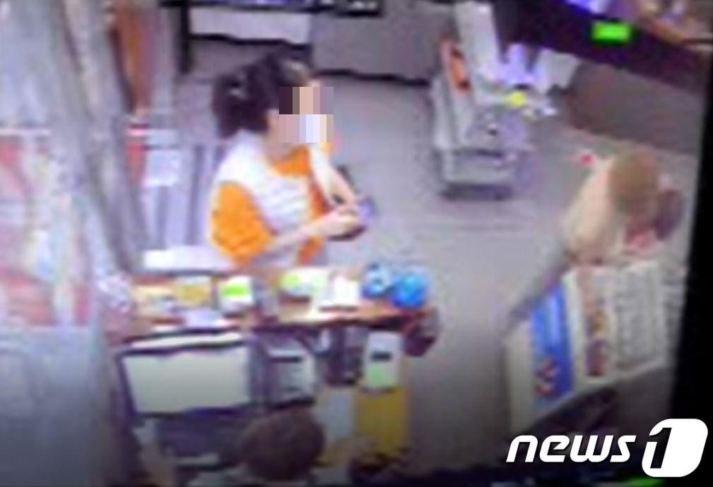 본문 이미지 - 양주시의 고깃집을 상대로 '식대를 환불을 목적'으로 방역수칙 준수 트집을 잡고 욕설을 한 모녀. 카운터에는 딸 방씨, 아이스크림을 꺼내는 목사 이씨. ⓒ 뉴스1