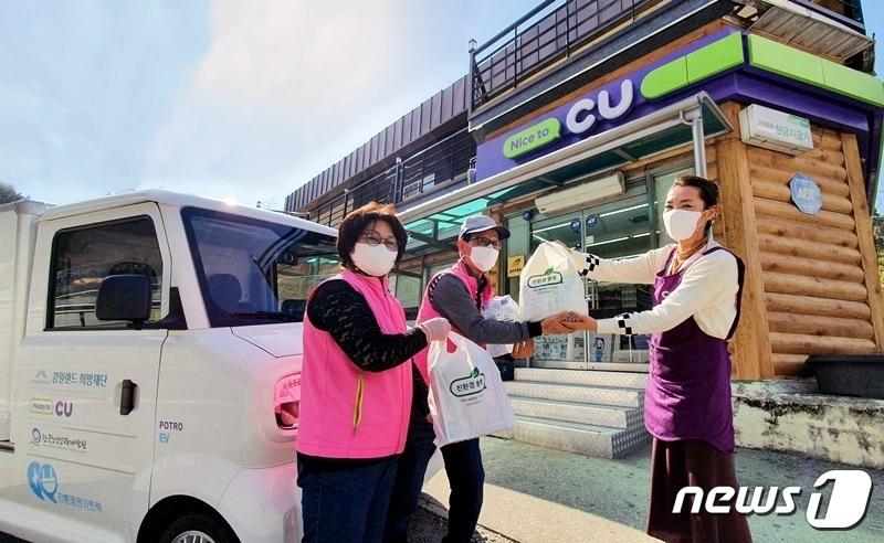 본문 이미지 - 공공 이불빨래방 시니어 배달원들이 CU삼척도계점에서 취약계층이 주문한 상품을 대리 수령하고 있다. (BGF리테일 제공) ⓒ 뉴스1