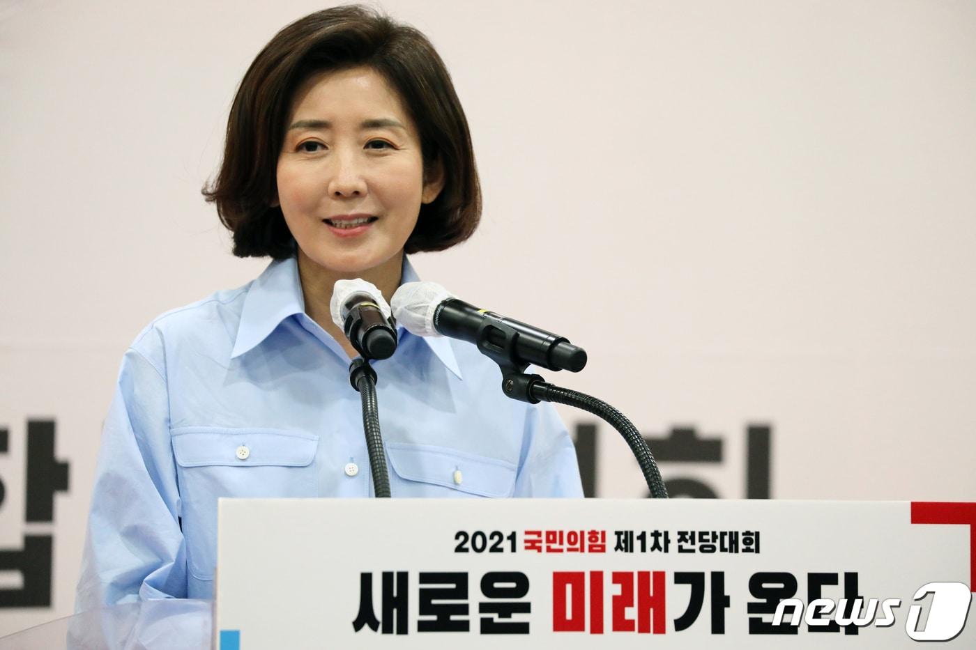 본문 이미지 - 국민의힘 제1차 전당대회 광주·전북·전남·제주 합동연설회가 열린 30일 오후 광주 서구 치평동 김대중컨벤션센터에서 나경원 당 대표 후보가 발언하고 있다. 2021.5.30/뉴스1 ⓒ News1 이수민 기자