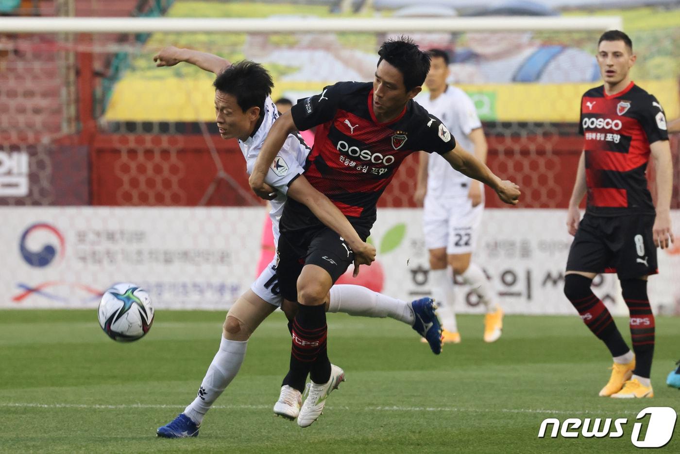 30일 경북 포항스틸야드에서 열린 '프로축구 하나원큐 K리그1 2021' 포항 스틸러스와 광주FC의 경기 전반 포항 오범석이 몸싸움을 하고 있다. 2021.5.30/뉴스1 ⓒ News1 최창호 기자