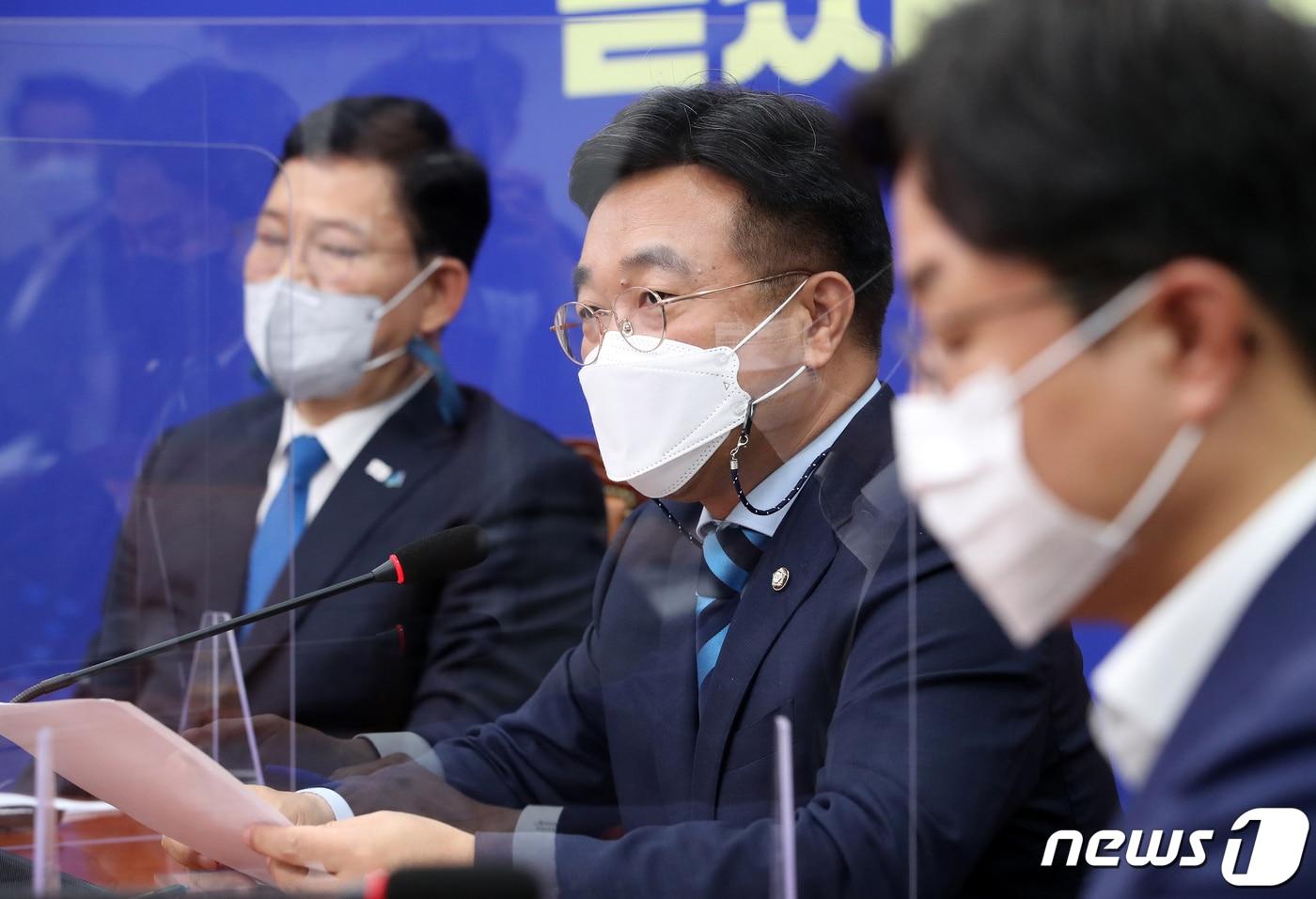 윤호중 더불어민주당 원내대표가 31일 오전 서울 여의도 국회에서 열린 최고위원회의에서 모두발언을 하고 있다. 2021.5.31/뉴스1 ⓒ News1 오대일 기자