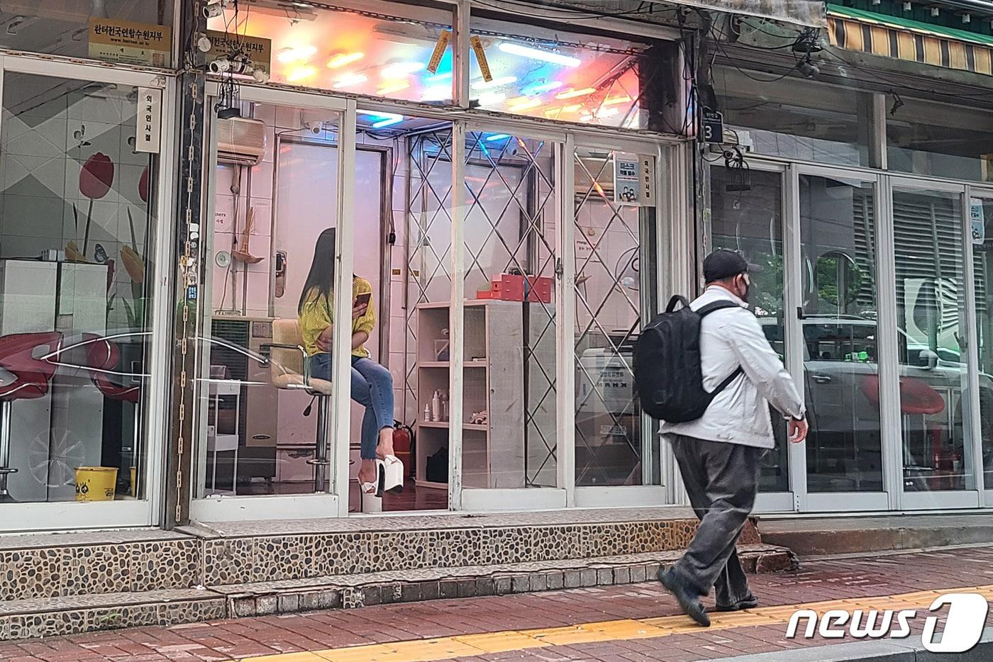 본문 이미지 - 수원역 성매매 업소들이 자진 폐쇄하기로 한 날 오전 경기도 수원시 팔달구 성매매 업소 집결지가 썰렁한 모습을 보이고 있다. 수원시는 성매매 업소 집결지 인근인 팔달구 매산로1가 114-19 일원에 문화예술활동지원 거점공간 설치를 추진하고 올해 안에 완공할 계획이다. 2021.5.31 ⓒ 뉴스1 김영운 기자