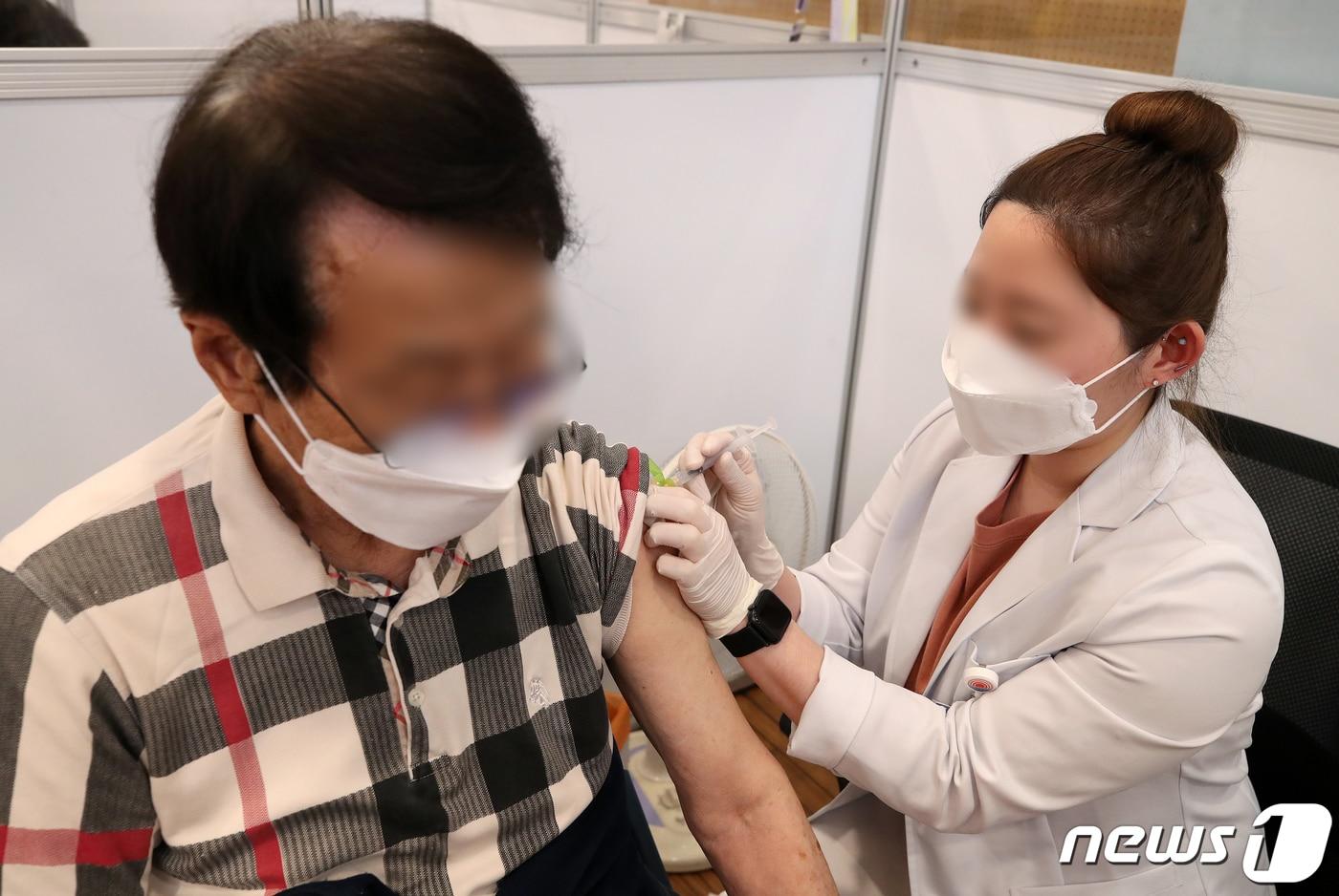 본문 이미지 - 31일 오후 서울 양천구 목동 코로나19 서울시 양천구 예방접종센터에서 한 시민이 백신 접종을 하고 있다. ⓒ News1 김진환 기자