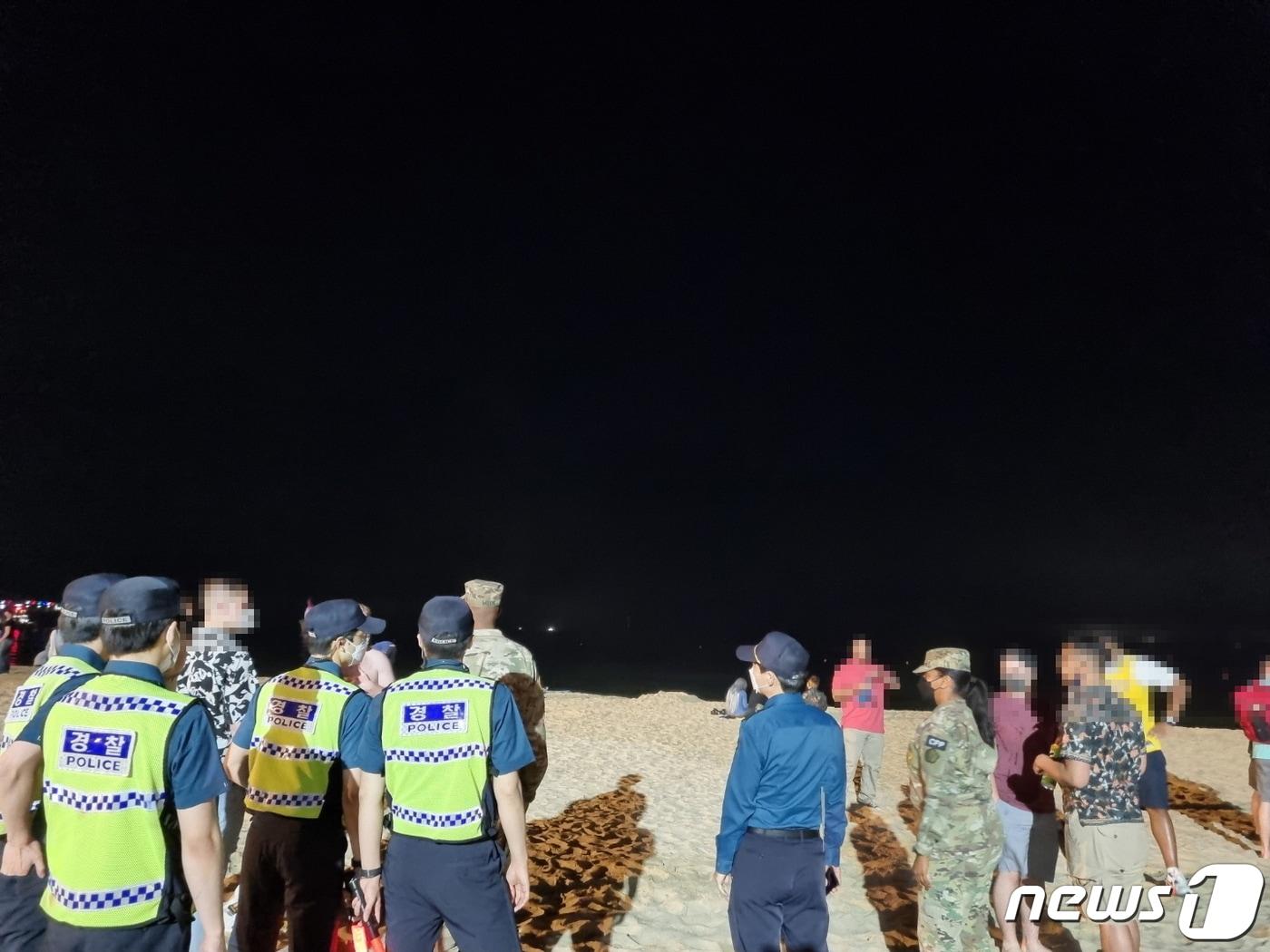본문 이미지 - 주한미군 합동 해운대해수욕장 순찰 현장.(부산경찰청 제공) ⓒ 뉴스1