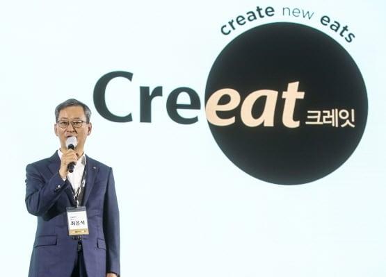 본문 이미지 - 최은석 CJ제일제당 대표가 지난 28일 온오프라인으로 개최된 B2B 사업 비전 선포식에서 프리미엄 B2B 전문 브랜드 크레잇과 CJ제일제당 B2B 사업의 비전에 대해 소개하고 있다./사진제공=CJ제일제당ⓒ 뉴스1