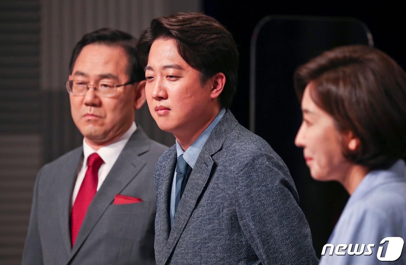 본문 이미지 - 국민의힘 당대표 선거에 출마한 이준석 후보가 31일 저녁 서울 마포구 상암 MBC스튜디오에서 열린 100분토론회에 앞서 생각에 잠겨 있다. 2021.5.31/뉴스1 ⓒ News1 국회사진취재단