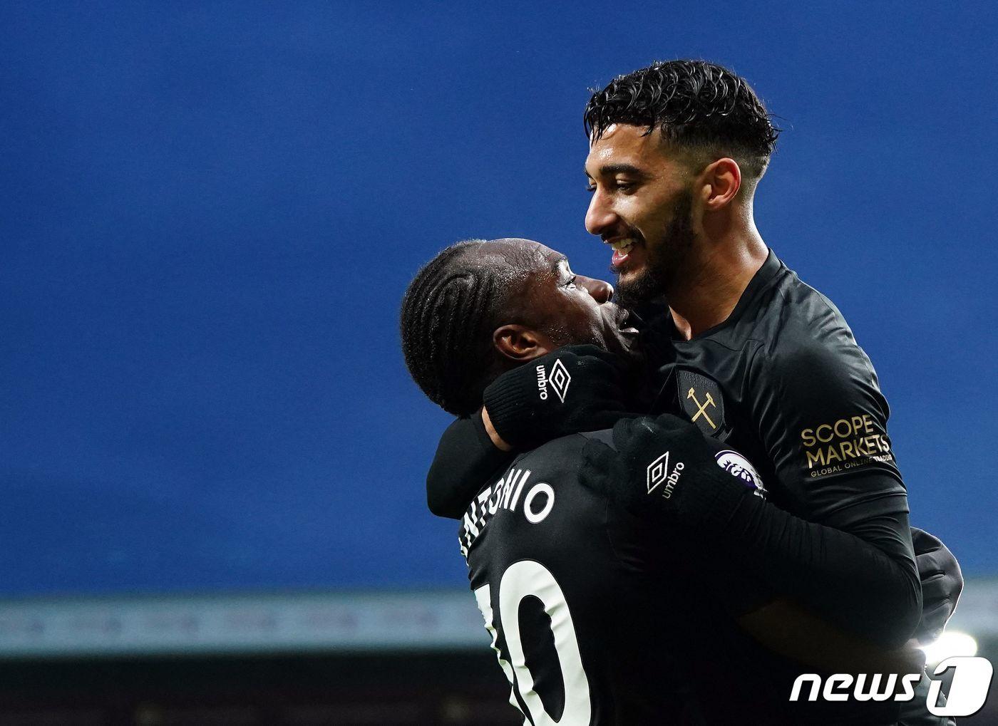 본문 이미지 - 멀티골을 넣으며 팀 승리를 이끈 웨스트햄 안토니오(왼쪽)가 기뻐하고 있다. ⓒ AFP=뉴스1