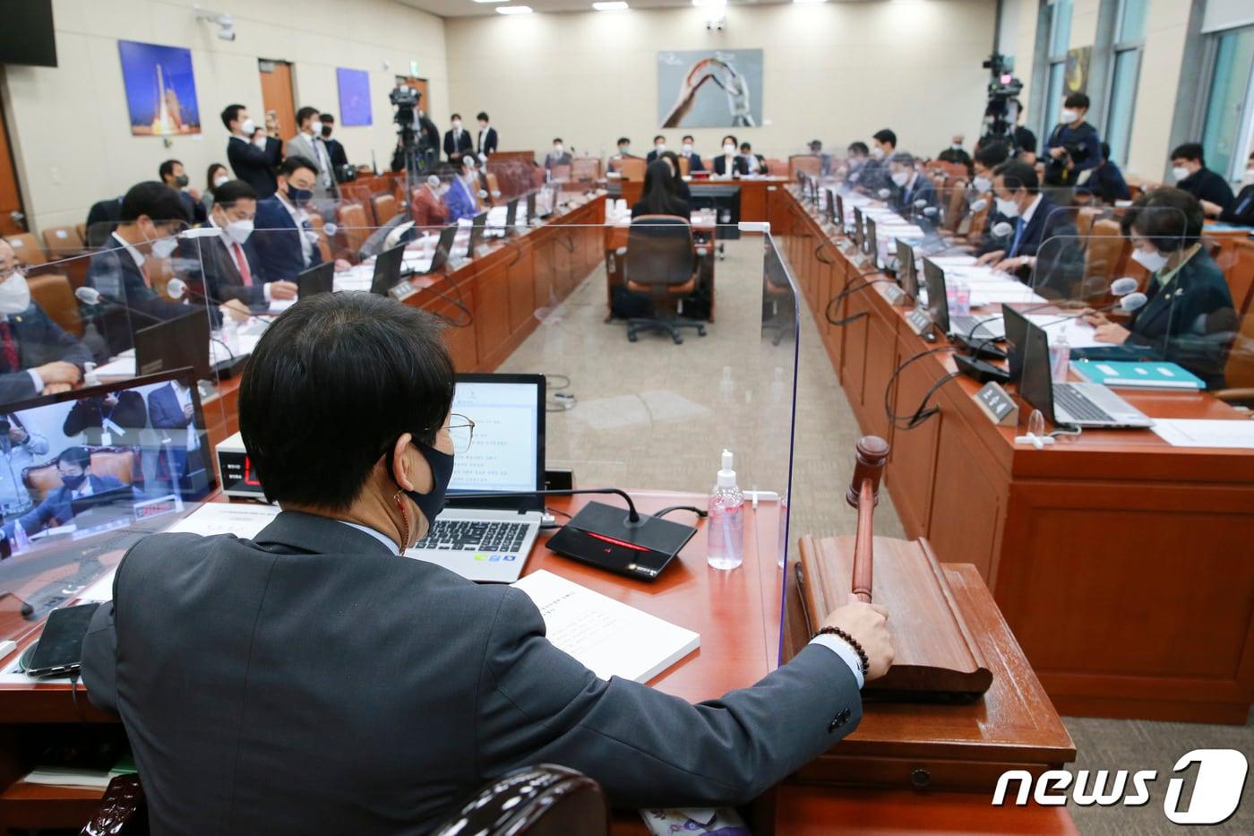 본문 이미지 - 4일 오전 서울 여의도 국회에서 열린 임혜숙 과학기술정보통신부 장관 후보자에 대한 인사청문회에서 이원욱 과학기술정보방송통신위원장의 개의를 알리고 있다. 2021.5.4/뉴스1 ⓒ News1 구윤성 기자