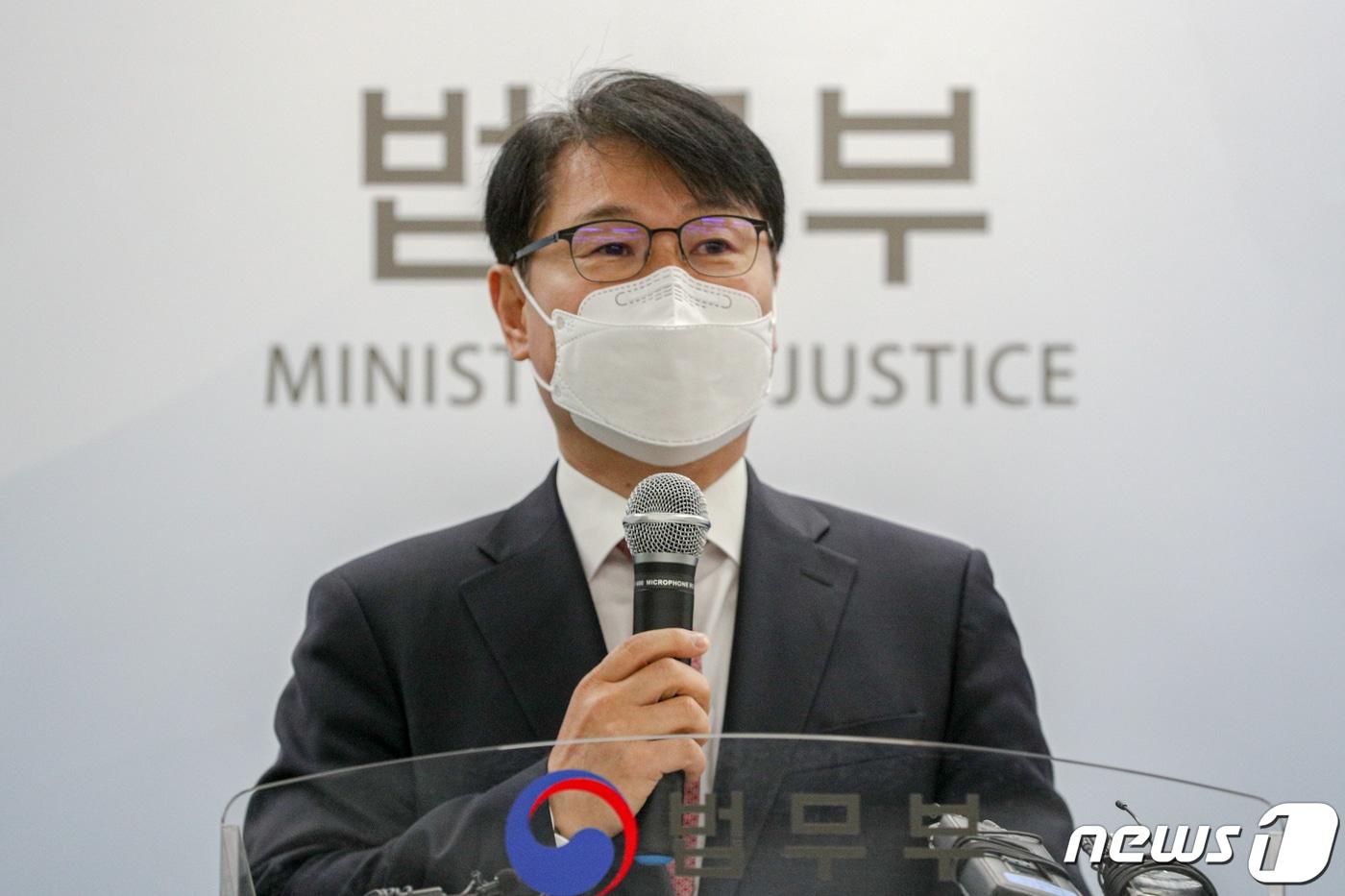본문 이미지 - 강성국 법무부 법무실장이 4일 오후 서울 서초구 서울고검에서 민생안정과 기업 경쟁력 강화를 위한 법무정책 추진 브리핑을 하고 있다. 2021.5.4/뉴스1 ⓒ News1 성동훈 기자