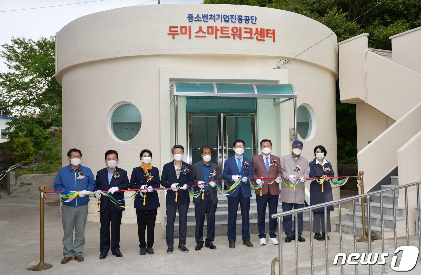 본문 이미지 - 김경수 경남도지사가 4일 경남 통영시 두미도에서 ‘섬택근무’ 시작을 알리며 기념사진을 찍고 있다.(경남도 제공)2021.5.4 ⓒ 뉴스1