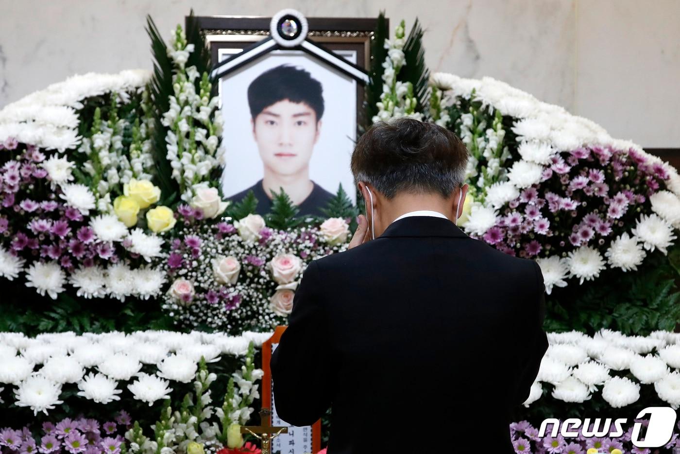 5일 오전 서울 서초구 서울성모병원에서 지난달 25일 새벽 반포 한강 둔치에서 실종된지 6일만에 주검으로 발견된 대학생 고(故) 손정민군의 발인을 앞두고 아버지 손현씨가 눈물을 훔치고 있다. 2021.5.5/뉴스1 ⓒ News1 이승배 기자