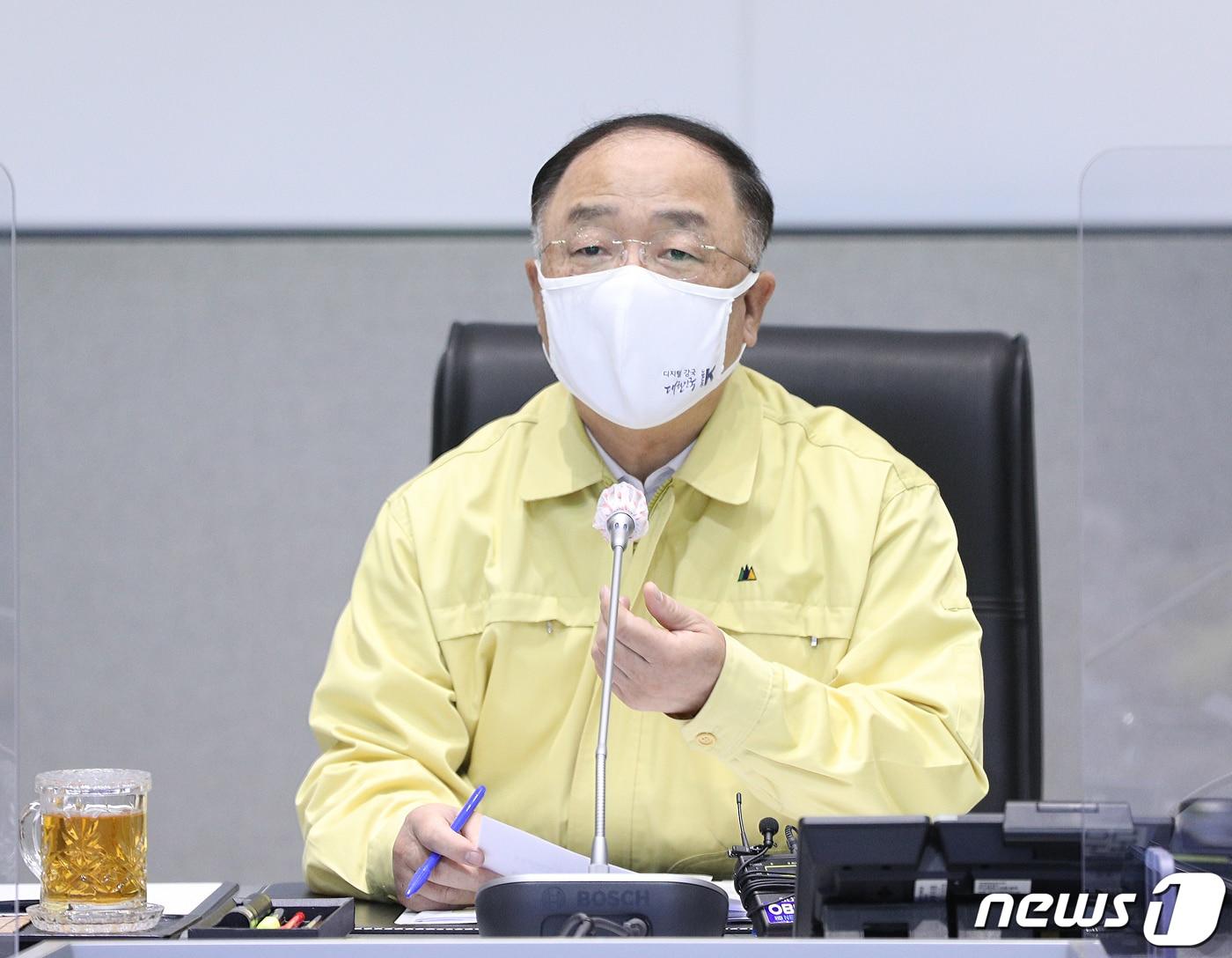 본문 이미지 - 홍남기 국무총리 직무대행이 5일 오후 서울 종로구 정부서울청사에서 열린 아프리카돼지열병(ASF) 관계장관회의에서 모두발언을 하고 있다. 이날 회의에서는 강원 영월의 한 양돈농장에서 아프리카돼지열병(ASF) 확진 발생에 따른 대책을 논의했다. 2021.5.5/뉴스1 ⓒ News1 신웅수 기자