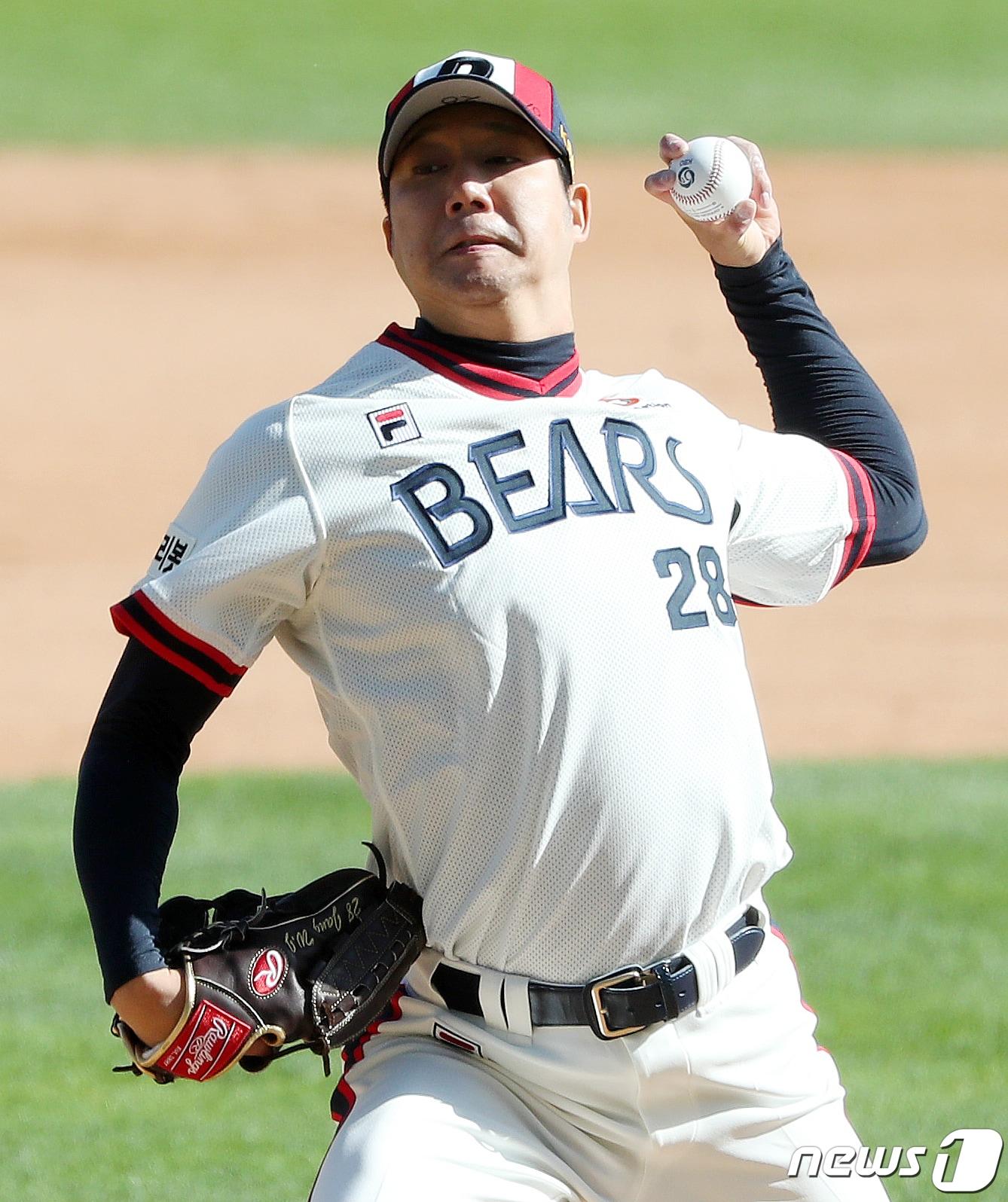본문 이미지 - 5일 서울 잠실야구장에서 열린 ‘2021 신한은행 SOL KBO리그’ 두산베어스와 LG트윈스의 어린이날 매치 경기에서 두산 장원준이 7회초 두 번째 투수로 등판해 힘차게 공을 던지고 있다. 2021.5.5/뉴스1 ⓒ News1 김진환 기자
