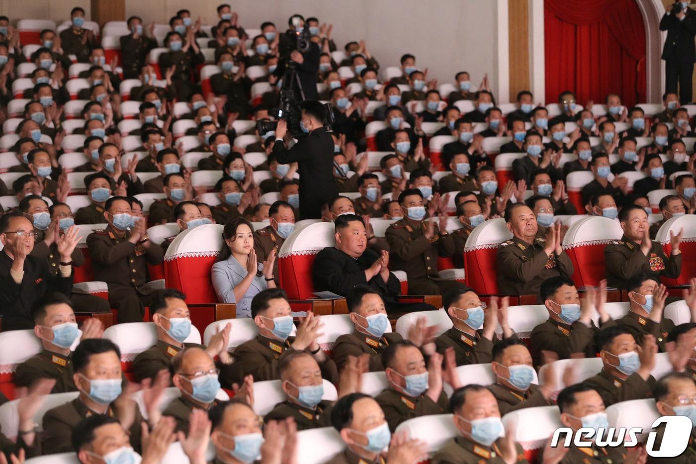 (평양 노동신문=뉴스1) = 북한 노동당 기관지 노동신문은 지난 6일 김정은 당 총비서가 전날 조선인민군 대연합부대들에서 올라온 군인가족예술소조 공연을 관람했다고 보도했다. 김 총비서의 부인 리설주 여사도 동행했다. 이 보도가 북한 매체가 전한 김 총비서의 마지막 공개활동이다. [국내에서만 사용가능. 재배포 금지. DB 금지. For Use Only in the Republic of Korea. Redistribution Prohibited] rodongphoto@news1.kr