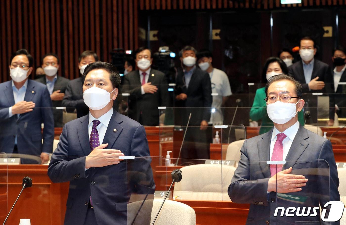 본문 이미지 - 김기현 국민의힘 대표 권한대행 겸 원내대표(왼쪽)와 이종배 정책위의장이 6일 오전 서울 여의도 국회에서 열린 긴급의총에서 국민의례를 하고 있다. 2021.5.6/뉴스1 ⓒ News1 구윤성 기자