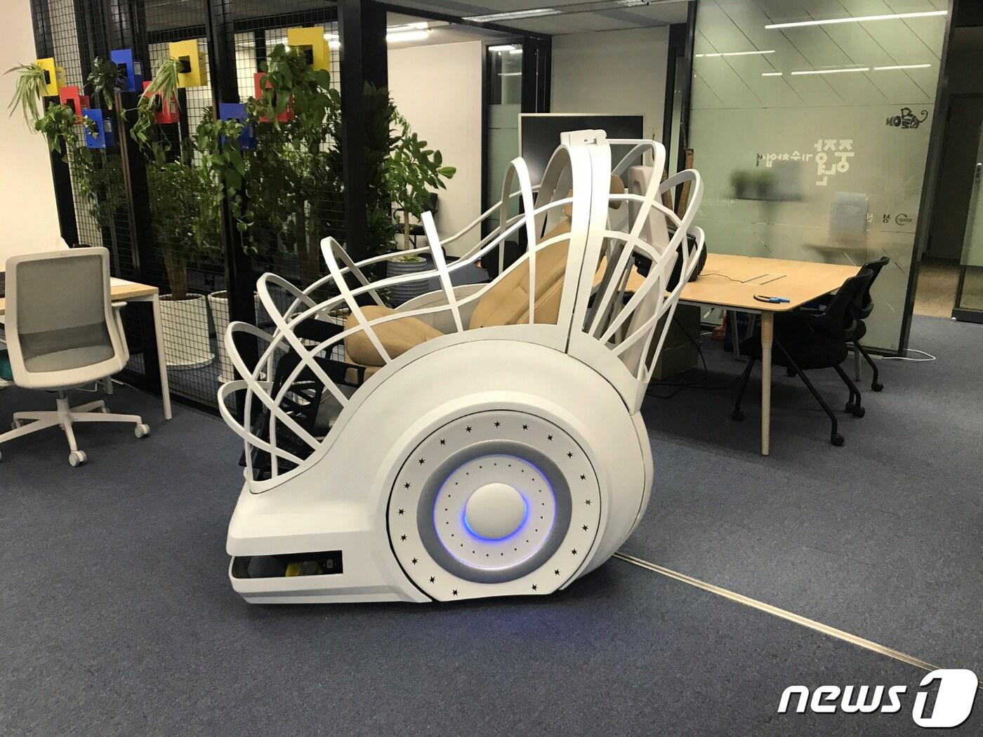 본문 이미지 - 인공지능 SI제조업체 삼텔 랩스(SAMtel Labs)가 인텔과 협력해 개발 중인 코로나19 감염 가능성이 있는 환자를 이동할 때 의료진을 보호할 수 있는 '환자용 항바이러스 자율 이동체'. (인텔코리아 제공)ⓒ 뉴스1