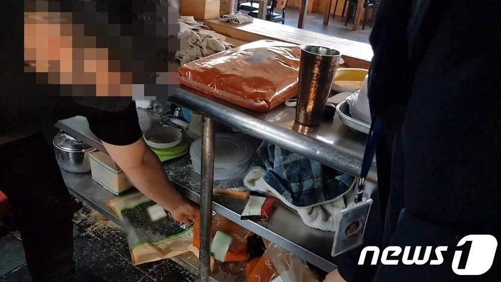본문 이미지 - 유통기한이 28개월이나 지난 식재료를 조리에 사용하거나, 중국산 고춧가루를 국내산으로 표기해 판매하는 등 불법행위를 저지른 외식 프랜차이즈 등 대형음식점들이 경기도에 무더기로 적발됐다.(경기도 제공) ⓒ 뉴스1