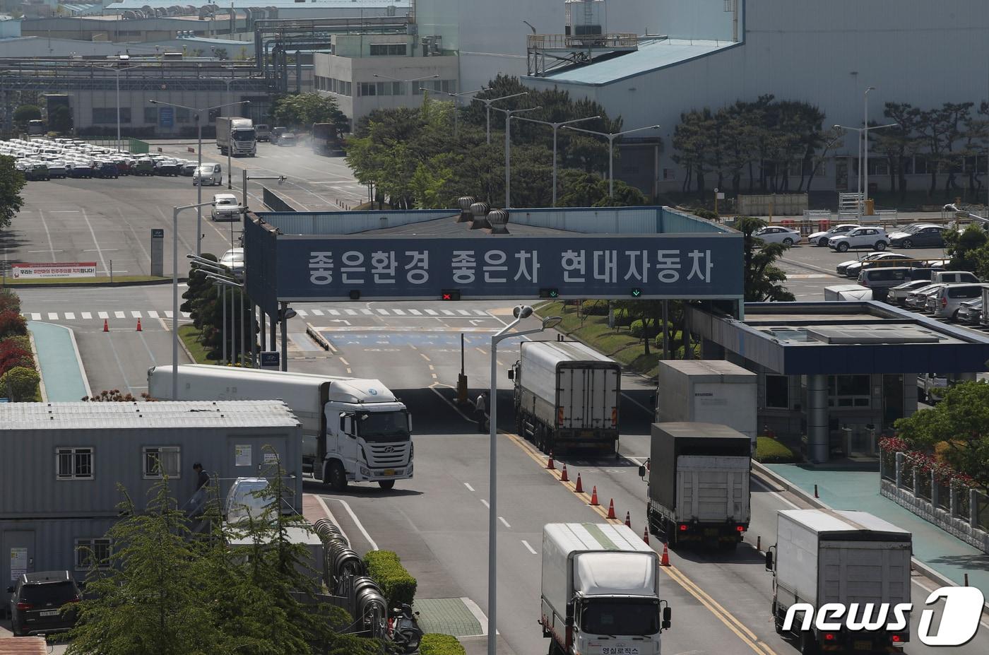 현대자동차 울산공장 명촌정문에서 납품 차량들이 드나들고 있다. /뉴스1 ⓒ News1 윤일지 기자