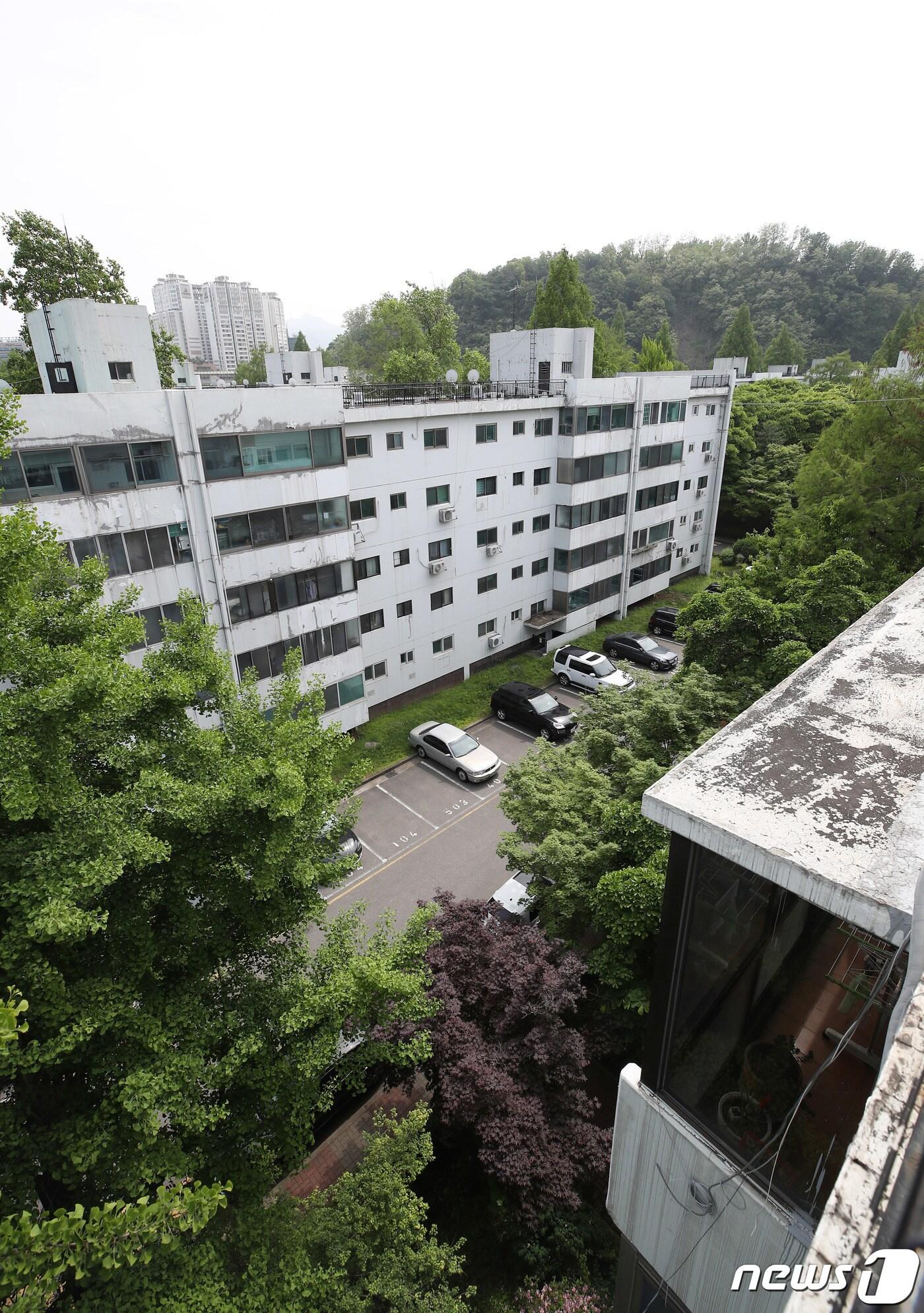 본문 이미지 - 6일 오후 서울 서초구 반포동 재건축 이주개시(6월1일~11월 30일)가 확정된 반포주공1단지 1·2·4주구 단지 모습. 2021.5.6/뉴스1 ⓒ News1 박정호 기자