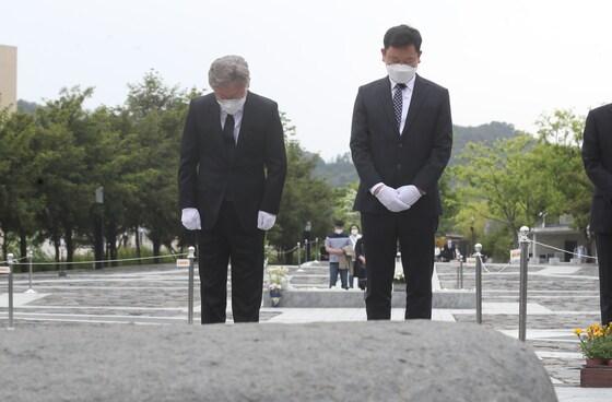 본문 이미지 - 이재명 경기도지사가 고 노무현 전 대통령 사위 곽상언 씨와 함께 지난 6일 오후 경남 김해시 봉하마을 고 노무현 전 대통령 묘역을 찾아 참배하고 있다. ⓒ News1 